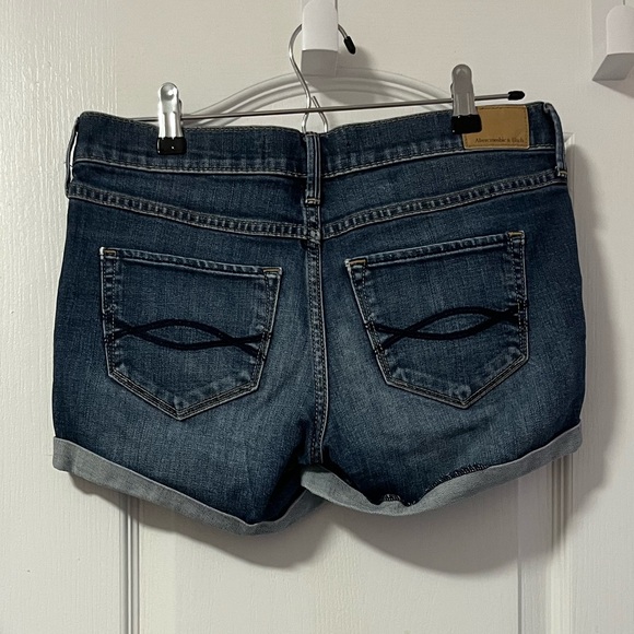 A&F Low Rise Jean Shorts - Picture 2 of 3